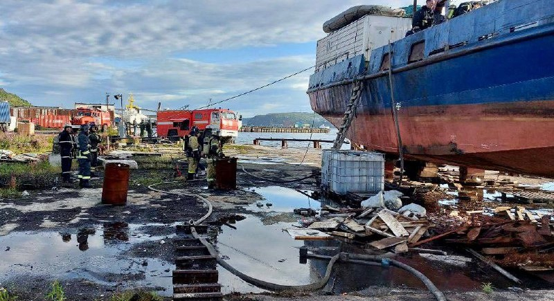 У причала в Мурманске произошел пожар на рыболовецком судне Судно