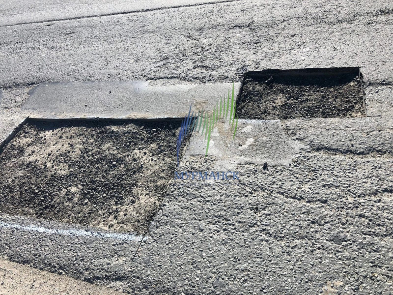 Водитель на трассе в Мурманской области попал в неприятную ситуацию Яма
