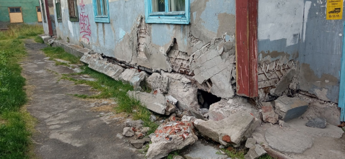 В Мурманске рушится жилой дом Здание