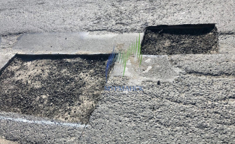 Водитель на трассе в Мурманской области попал в неприятную ситуацию Яма