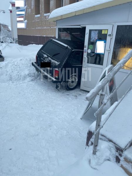 Автомобиль на полном ходу въехал в магазин в Мурманской области Автомобиль на полном ходу въехал в магазин в Мурманской области