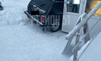 Автомобиль на полном ходу въехал в магазин в Мурманской области Автомобиль на полном ходу въехал в магазин в Мурманской области