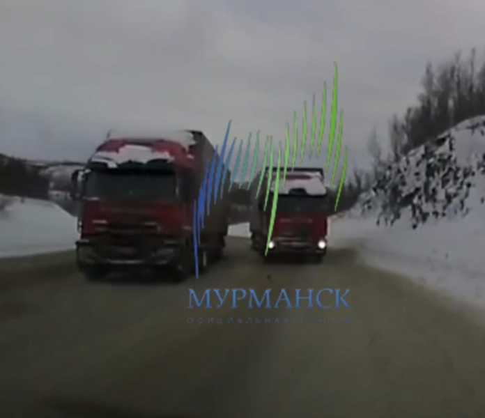 Опасный маневр в Мурманской области Фура