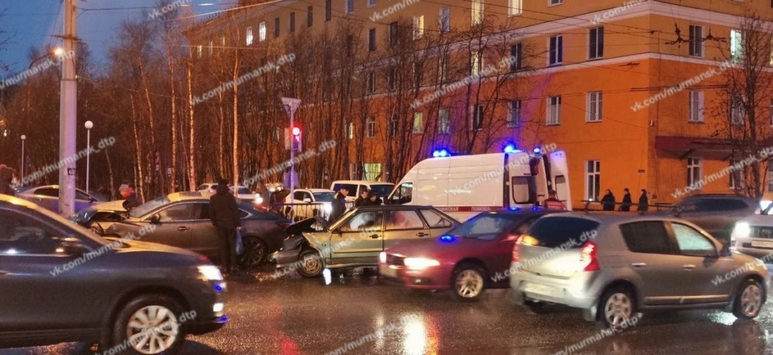 Водителей предупредили о затрудненном движении в Мурманске Авария