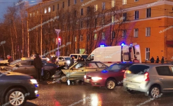Водителей предупредили о затрудненном движении в Мурманске Авария