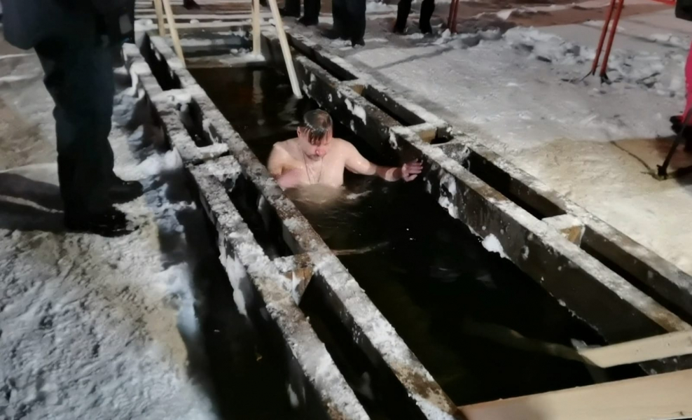 На Семеновском озере в Мурманске прошли крещенские купания Крещенские купания