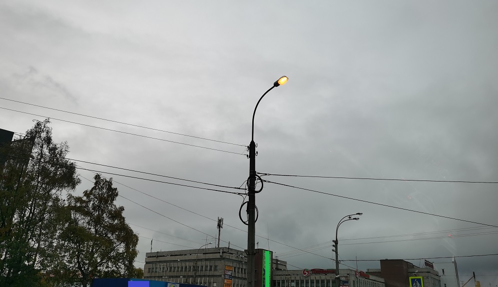 Уличное освещение в центре Мурманска удивило горожан Фонарь
