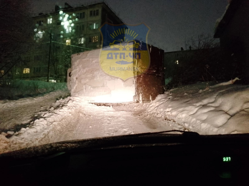 Перевернувшийся фургон заблокировал проезд в Мурманске Фургон