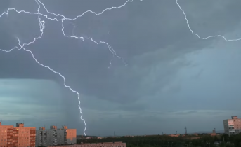 Ночная молния в Мурманске попала на видео, фото Молния
