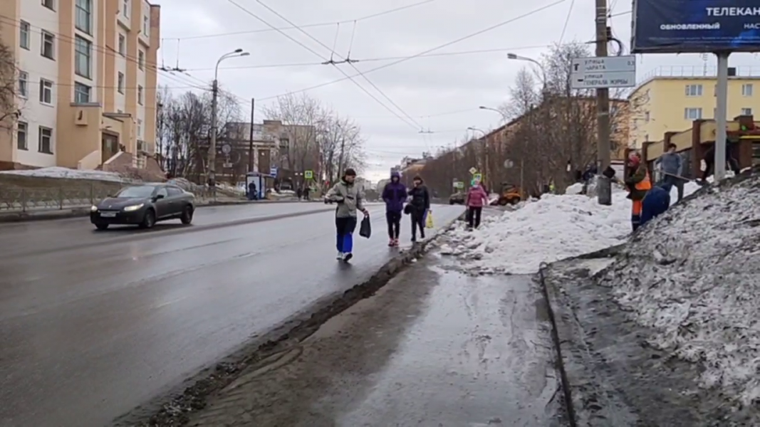 В центре Мурманска северяне вынуждены рисковать своей безопасностью Дорога, проезжая часть