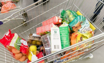 Мурманчанка складывала продукты питания в свою сумку и была задержана продукты
