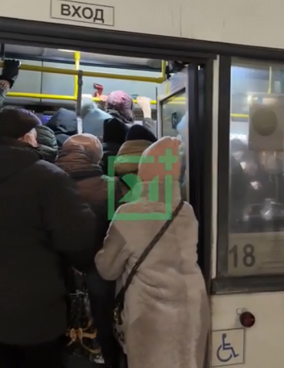 В Мурманске прокомментировали ситуацию с переполненными автобусами Люди