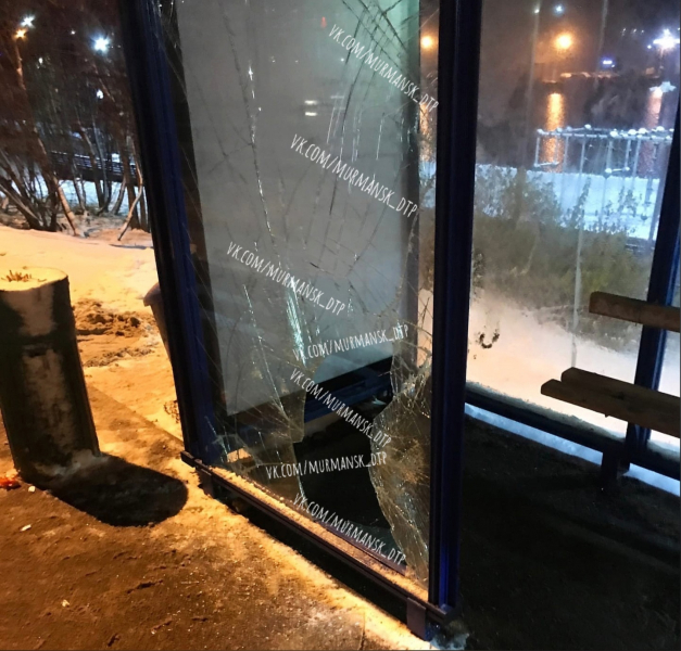 Вандалы разбили остановку в Мурманске Остановка