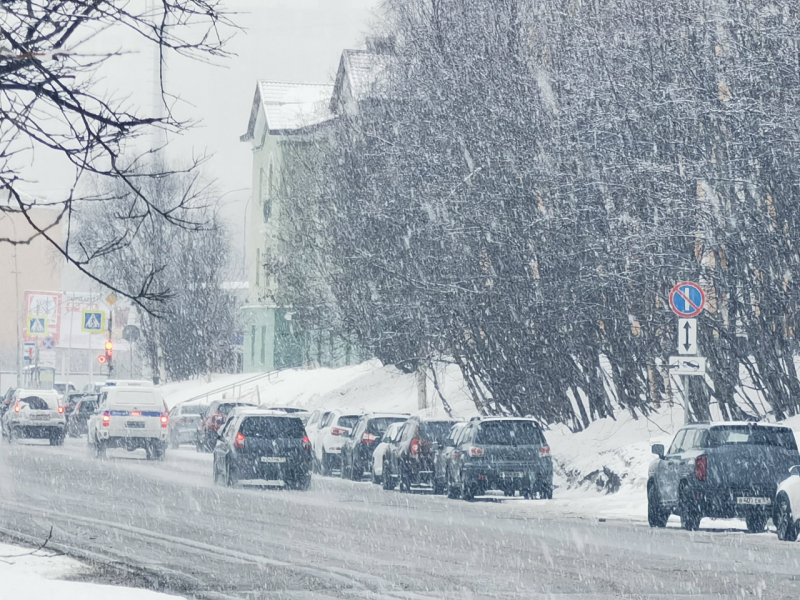 В городе Мурманской области временно отключат светофор Машины