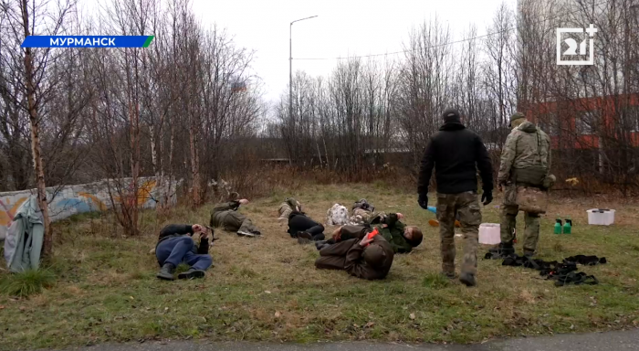 Педагоги Заполярья учатся накладывать жгут и вытаскивать пострадавших из-под обстрела Люди