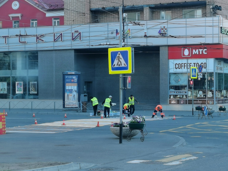 В центре Мурманска обновляют дорожную разметку Город
