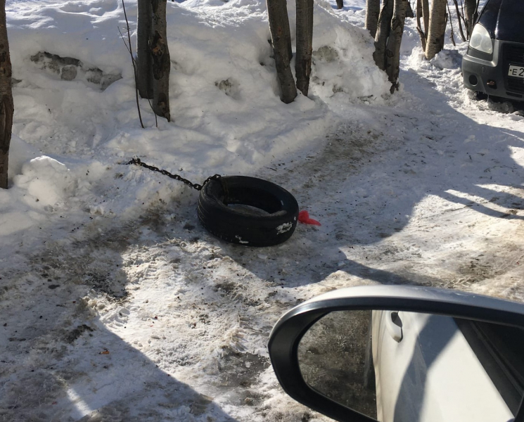 В мурманских дворах продолжается борьба за парковочные места Парковка