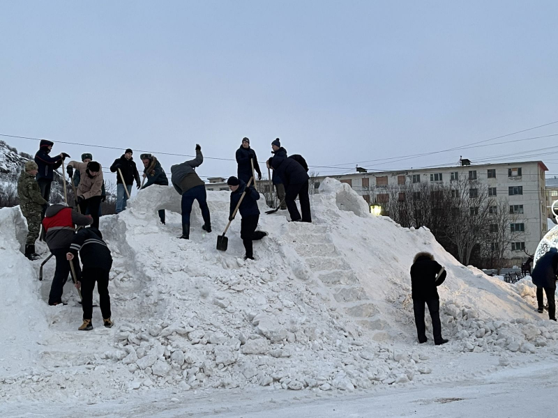 В Мурманской области спасатели построили горку для детей МЧС