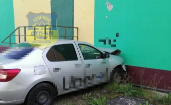 Водитель такси врезался в стену дома в Мурманске ДТП
