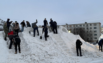 В Мурманской области спасатели построили горку для детей МЧС