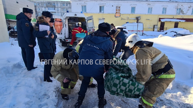 При пожаре в жилом доме в Мурманской области пострадали два человека Спасатели