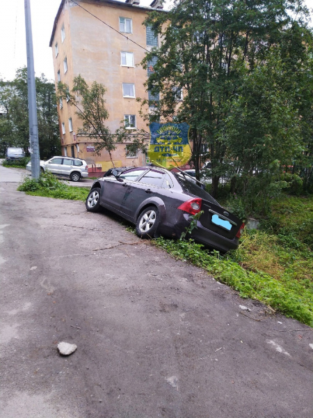 Странная парковка в мурманском дворе удивила северян, фото Парковка