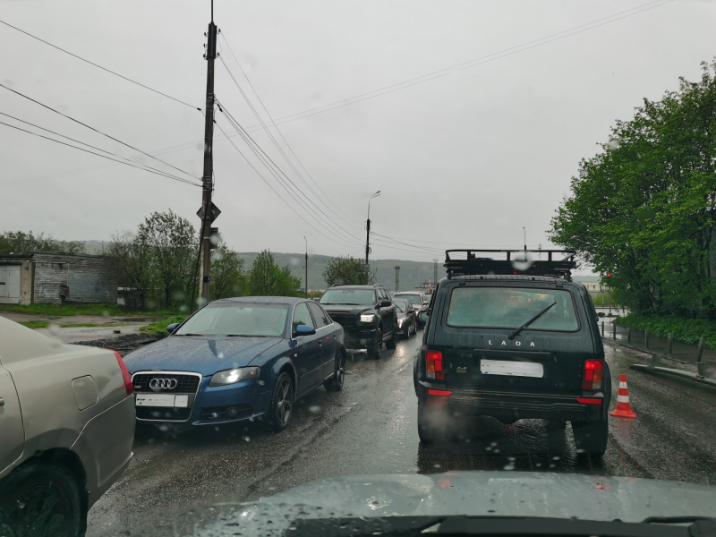 На популярном перекрестке в Мурманске обострилась проблема Дорога