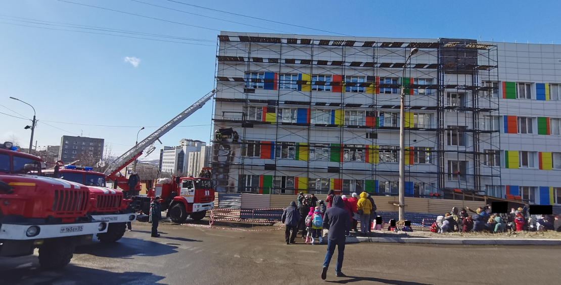 В результате пожара из детской поликлиники Мурманска эвакуировали 110 человек Пожар