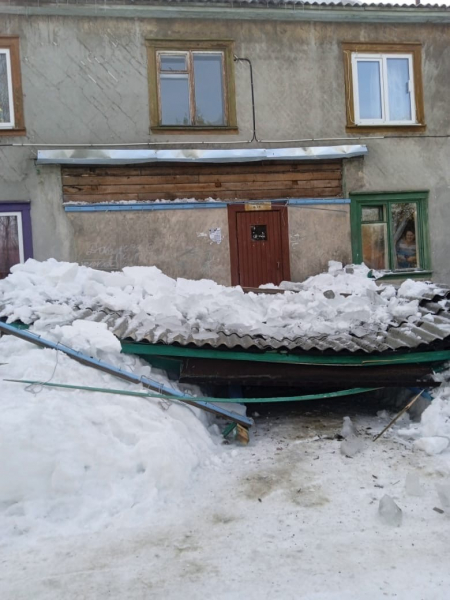 В Мурманской области с крыши дома сошел снег вместе с кровлей Снег