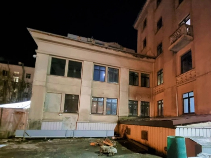 В Мурманске рабочий сорвался с крыши Дом