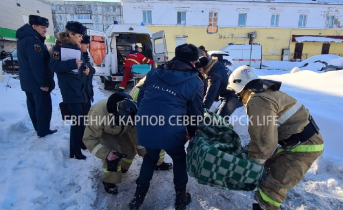 При пожаре в жилом доме в Мурманской области пострадали два человека Спасатели