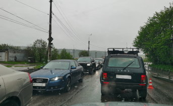 На популярном перекрестке в Мурманске обострилась проблема Дорога