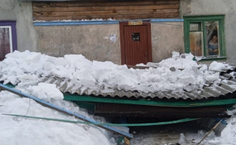 В Мурманской области с крыши дома сошел снег вместе с кровлей Снег