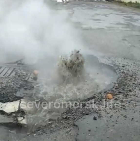 В Мурманской области из-под земли забил фонтан горячей воды Вода