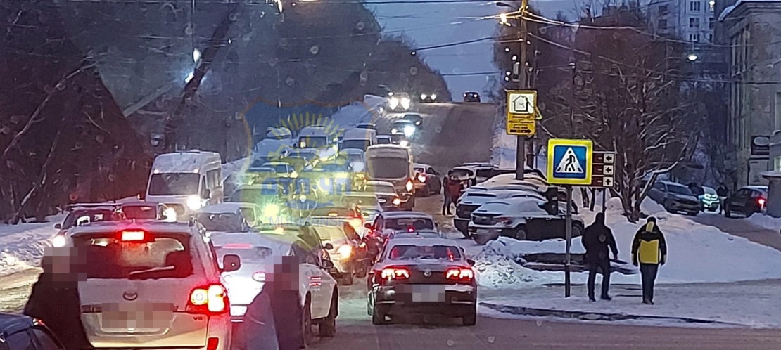 На перекрестке в центре Мурманска произошло массовое ДТП Авария