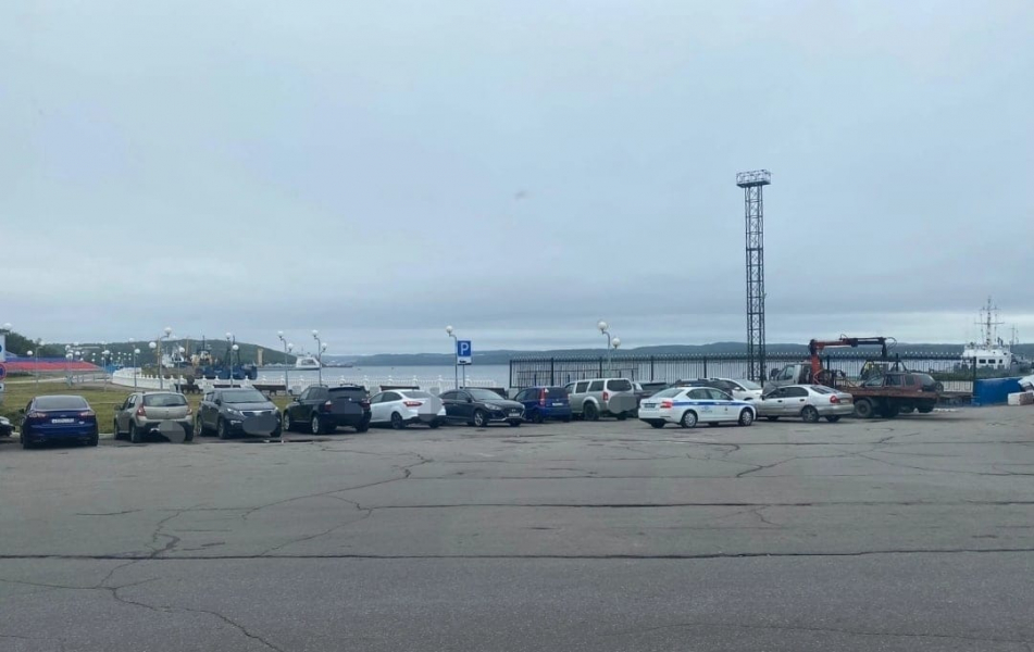 В городе Мурманской области массово эвакуируют автомобили Североморск