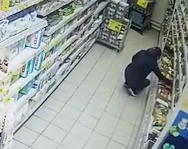 Наглый поступок северянина в магазине попал на видео Кража