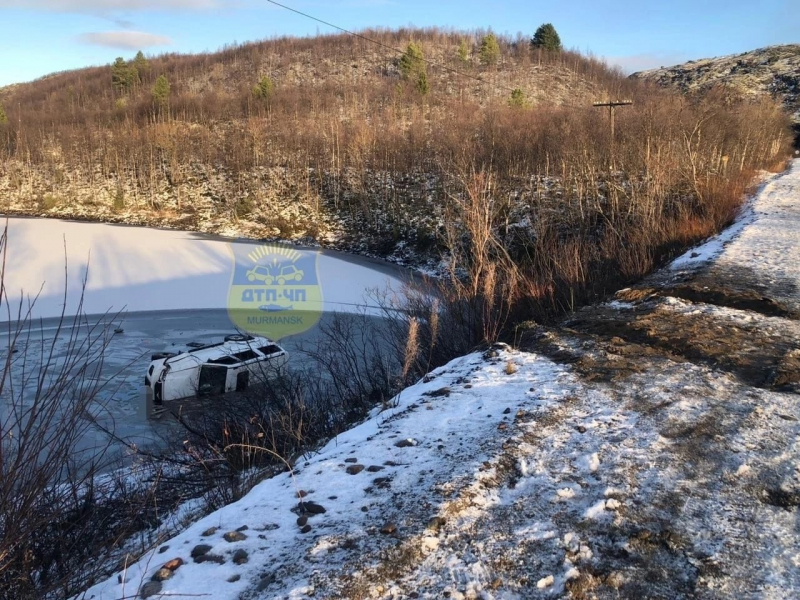 Автомобиль улетел с дороги в водоем в Мурманской области ДТП