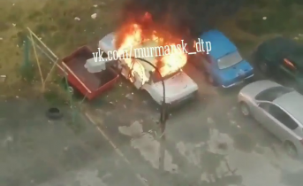 Момент возгорания автомобиля в Мурманске попал на видео пожар