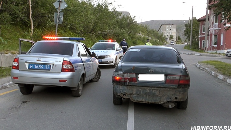 Пьяный водитель въехал в патрульную машину при задержании в Кировске, фото Задержание
