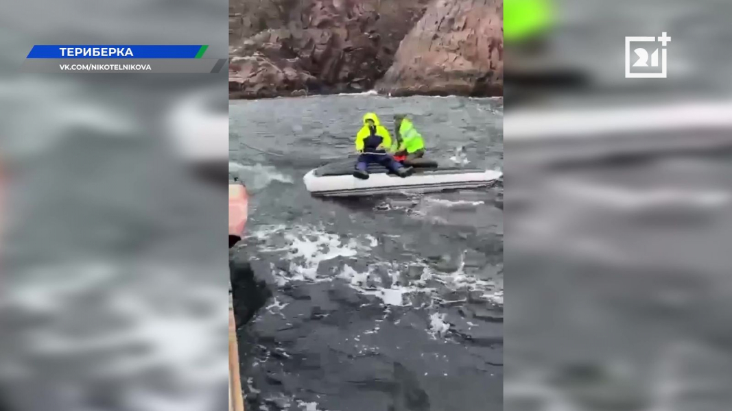 Двух человек спасли в море в Мурманской области Териберка