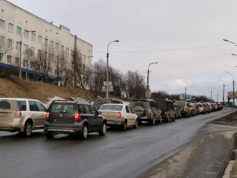 Водители застряли в длинной пробке у кинотеатра «Мурманск» Пробка