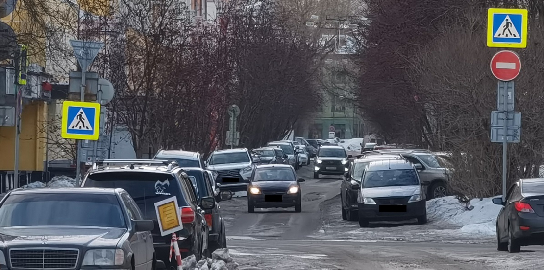 Хаотично движущийся по дорогам автомобиль в Мурманске задержали Машины