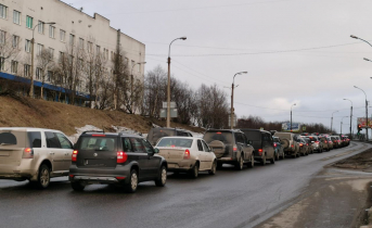 Водители застряли в длинной пробке у кинотеатра «Мурманск» Пробка