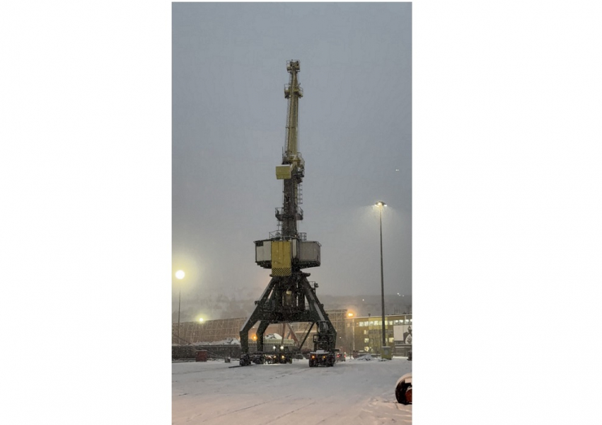 Мурманский морской торговый порт выполнил уникальную операцию по перемещению 250-тонного портального крана Кран