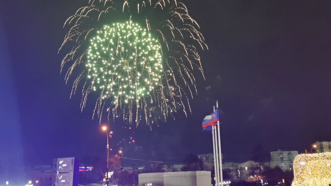 В Мурманске прогремел новогодний фейерверк Фейерверк