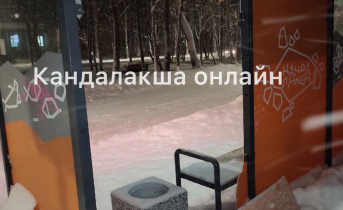 В Мурманской области вандалы разрушили новую остановку Остановка