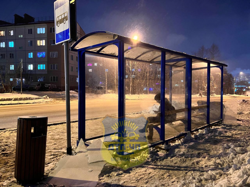 В Мурманске вандалы разбили остановку