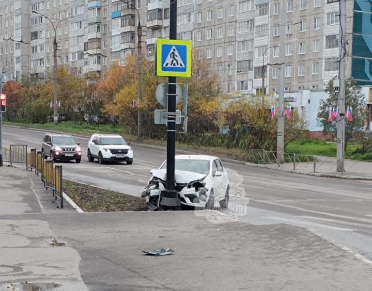 Автомобиль протаранил столб ДТП