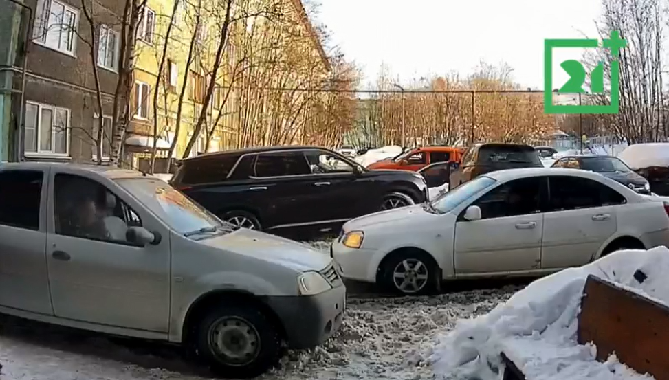 «Это просто невыносимо». Мурманчане пожаловались на огромные пробки во дворе Пробки